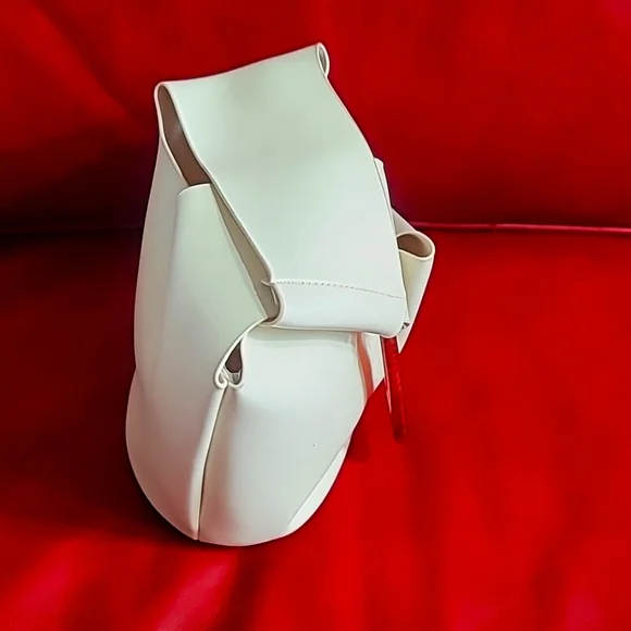 Elegant Cream Handbag with Wooden Handle - Picture 4 of 9